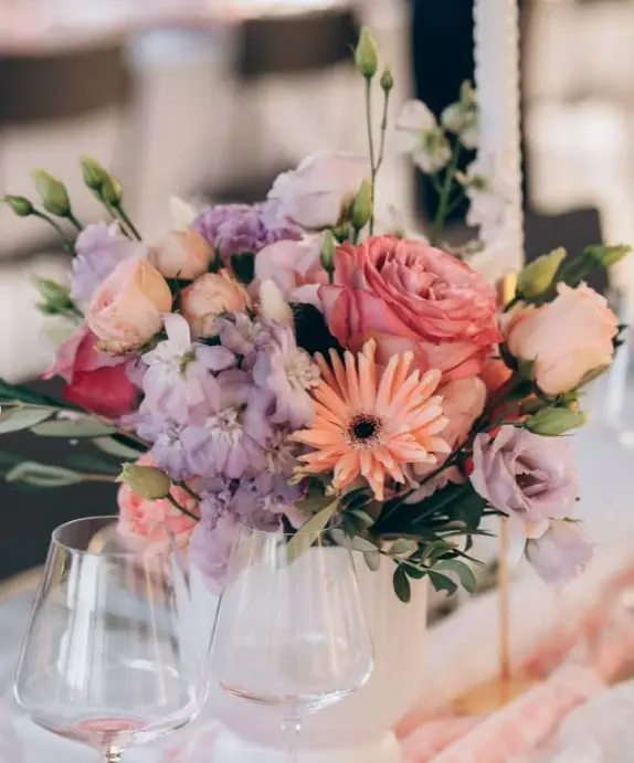 Bouquet pastel de roses corail, gerbera pêche, giroflées mauves et lisianthus, composé par Mily Fleurs